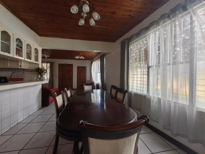 Oportunidad de inversión en Escazú: Casa esquinera de una planta con amplio terreno para desarrollo
