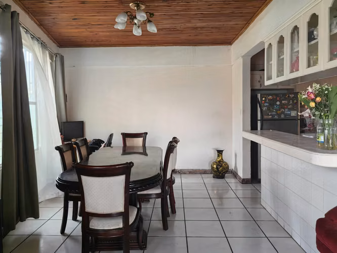 Oportunidad de inversión en Escazú: Casa esquinera de una planta con amplio terreno para desarrollo