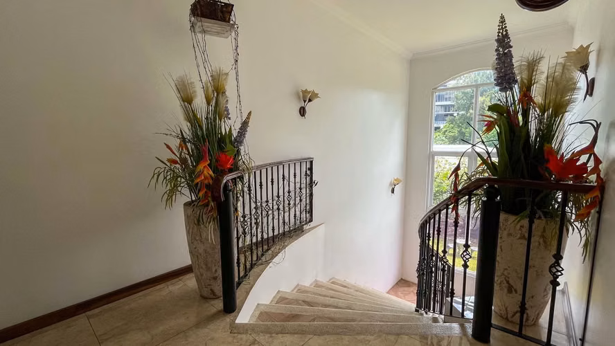 Se vende: Escazú, privacidad y elegancia en una sola planta en Los Laureles