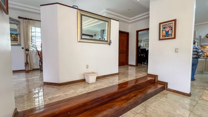 Se vende: Escazú, privacidad y elegancia en una sola planta en Los Laureles