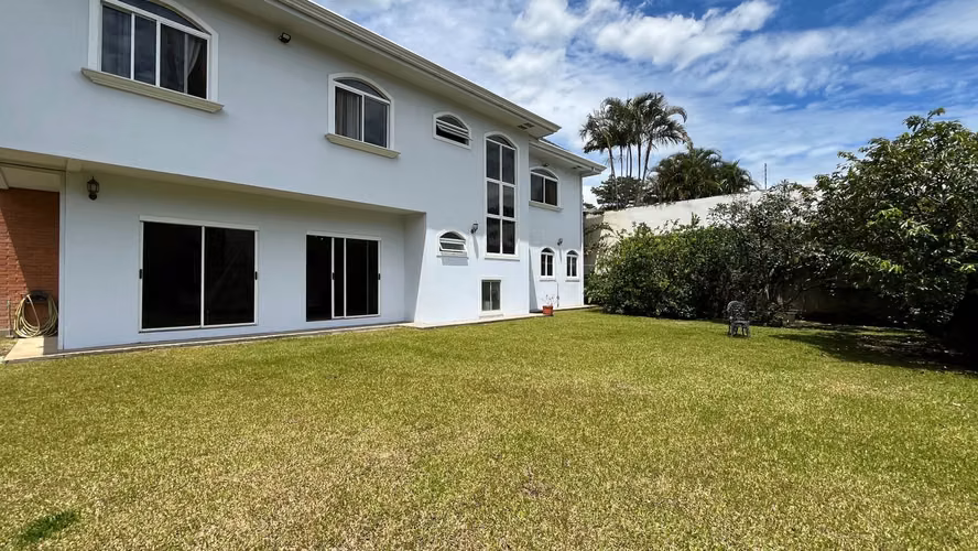 Se vende: Escazú, privacidad y elegancia en una sola planta en Los Laureles