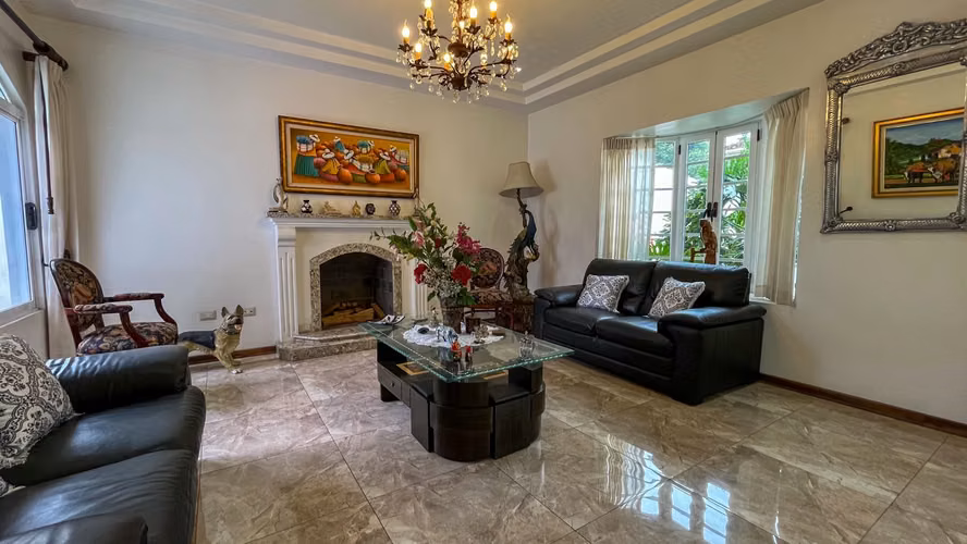 Se vende: Escazú, privacidad y elegancia en una sola planta en Los Laureles