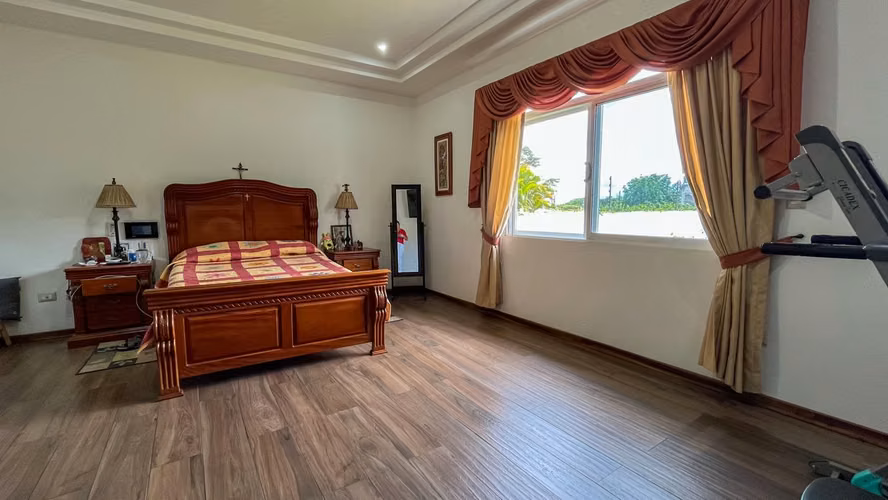 Se vende: Escazú, privacidad y elegancia en una sola planta en Los Laureles