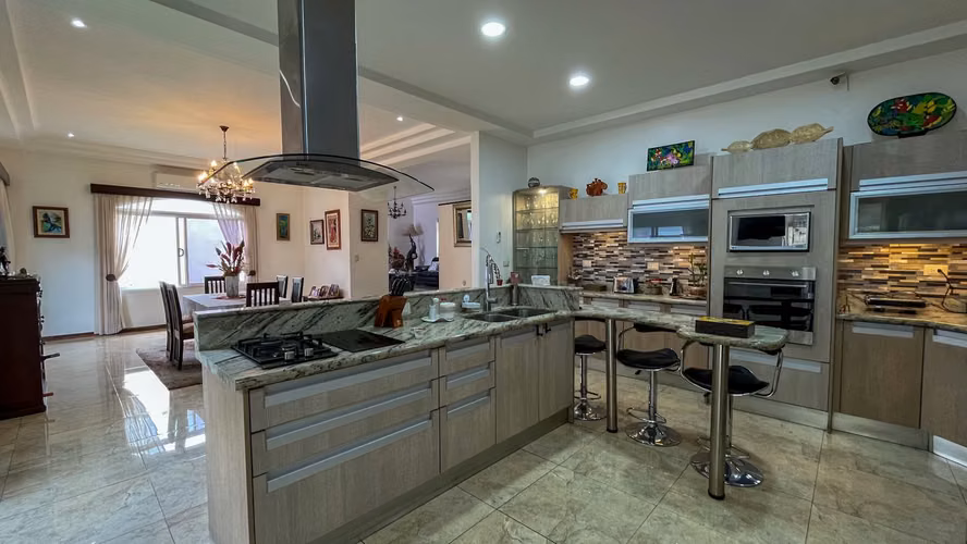 Se vende: Escazú, privacidad y elegancia en una sola planta en Los Laureles
