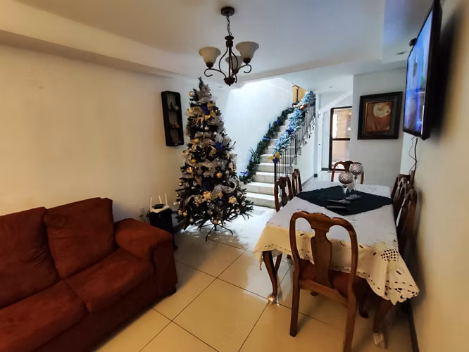 Venta de Casa con Apartamento en San Sebastián