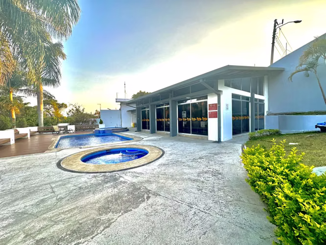 NL-id 40139 Espaciosa Casa Familiar con Terraza, Patio y Seguridad 24/7