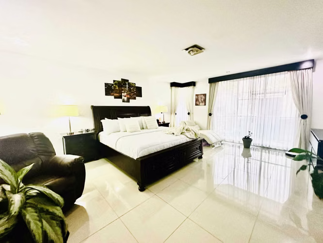 NL-id 40139 Espaciosa Casa Familiar con Terraza, Patio y Seguridad 24/7