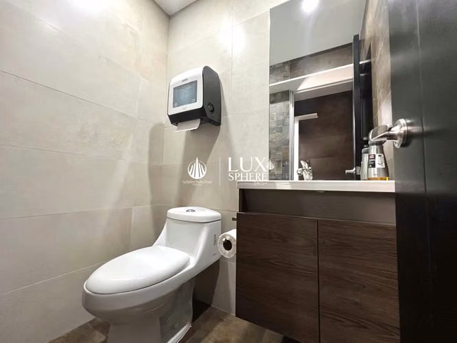 Venta de oficina en Paseo Colón, San José. 59 m2 y 42 m2 (dos oficinas unidas). Amueblada y equipada.