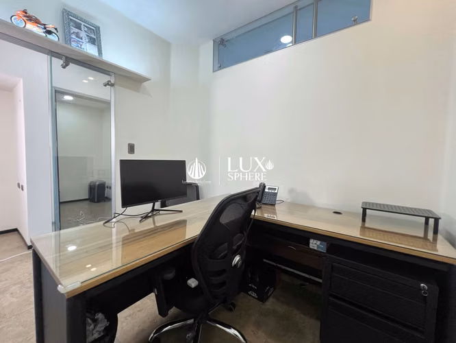Venta de oficina en Paseo Colón, San José. 59 m2 y 42 m2 (dos oficinas unidas). Amueblada y equipada.