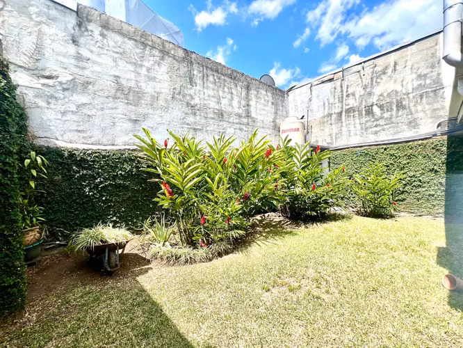 Casa uso comercial San Francisco de dos Ríos 244m2 sobre calle principal