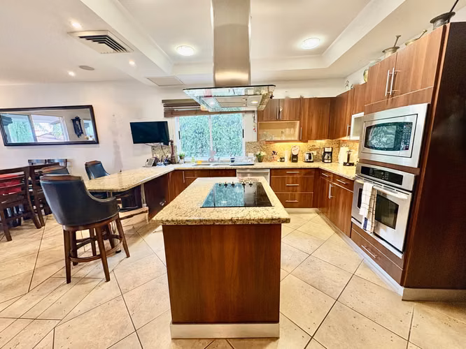 GUACHIPELIN ESCAZU! HERMOSA CASA  4 HAB + SERVICIO Y PISCINA PRIVADA