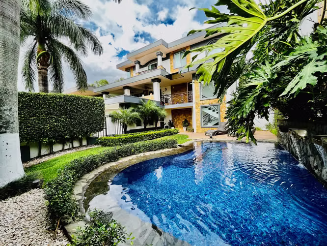 GUACHIPELIN ESCAZÚ! BEAUTIFUL MEDITERRANEAN-STYLE HOME – 4 BEDR + MAID’S ROOM & PRIVATE POOL