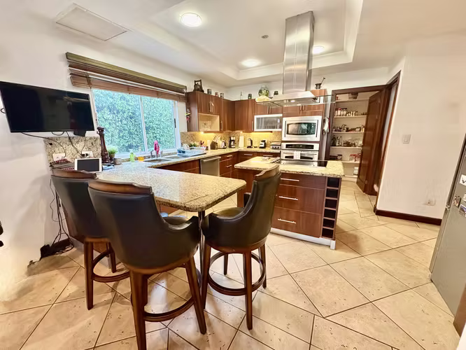 GUACHIPELIN ESCAZU! HERMOSA CASA  4 HAB + SERVICIO Y PISCINA PRIVADA