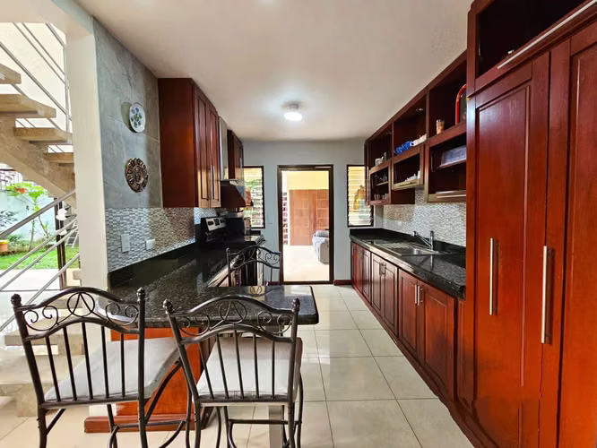 NL- Hermosa casa en venta con habitación en planta baja en Curridabat ID 38656