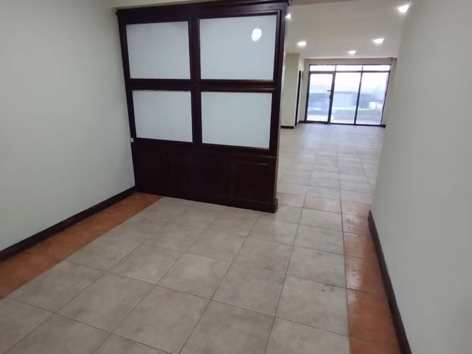 JV-Alquiler de local sobre calle principal, Curridabat ID # 40190