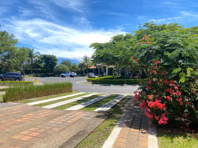SE ALQUILA / VENDE CASA EN CONDOMINIO EN SANTA ANA* - Imagen 12