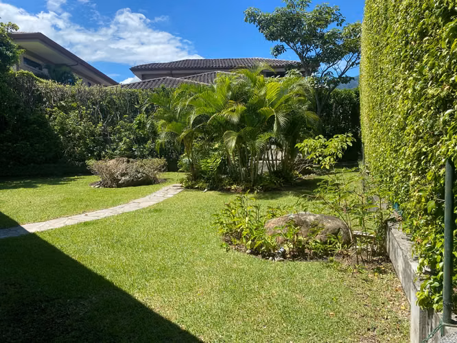 SE ALQUILA / VENDE CASA EN CONDOMINIO EN SANTA ANA* - Imagen 7
