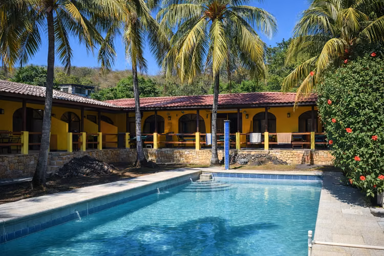 Complejo de 9 Apartamentos con Piscina Cerca de Playa Tamarindo