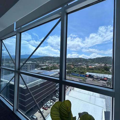 Alquiler de Oficina Premium completamente Amueblada en Santa Ana. ID 40556