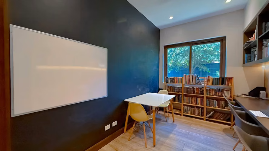 La Alegría: 4 habitaciones, 1 oficina y 4.5 baños en Lindora