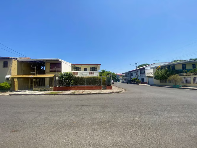 Se vende casa de 2 niveles con piscina, el Carmen de Puntarenas