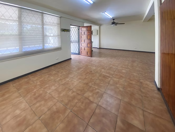 Se vende casa de 2 niveles con piscina, el Carmen de Puntarenas