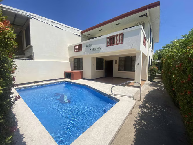 Se vende casa de 2 niveles con piscina, el Carmen de Puntarenas