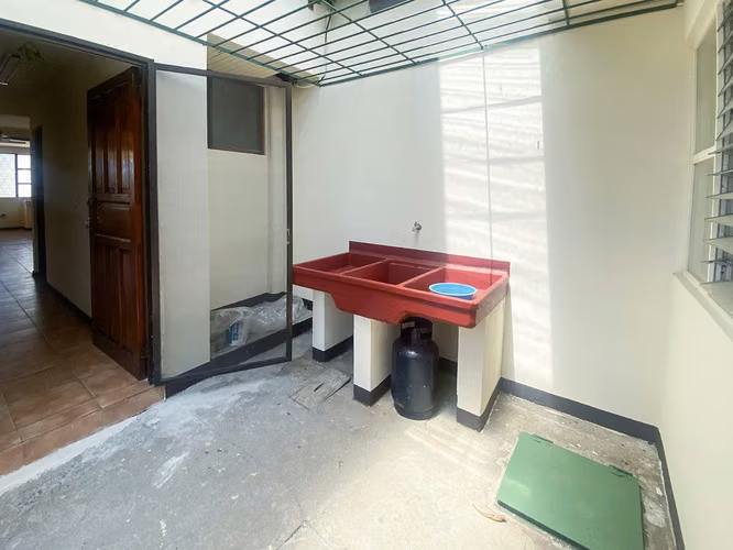 Se vende casa de 2 niveles con piscina, el Carmen de Puntarenas