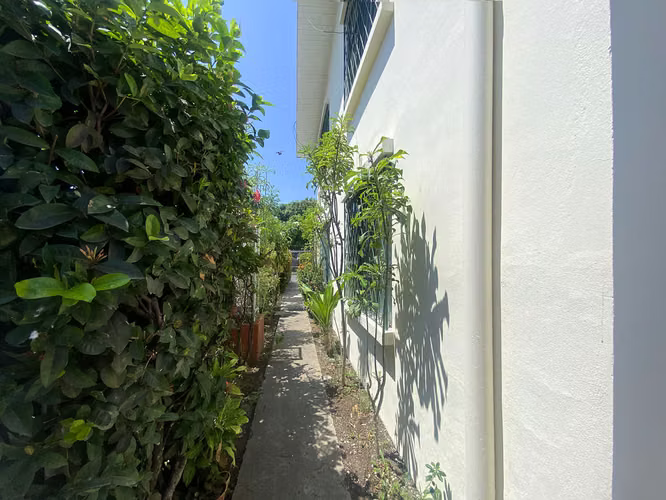 Se vende casa de 2 niveles con piscina, el Carmen de Puntarenas