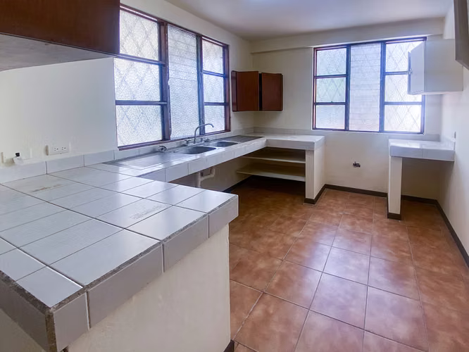 Se vende casa de 2 niveles con piscina, el Carmen de Puntarenas