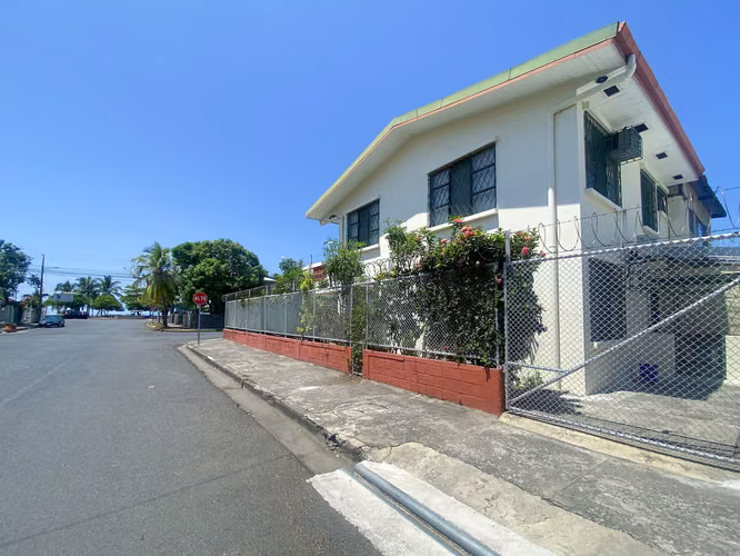 Se vende casa de 2 niveles con piscina, el Carmen de Puntarenas
