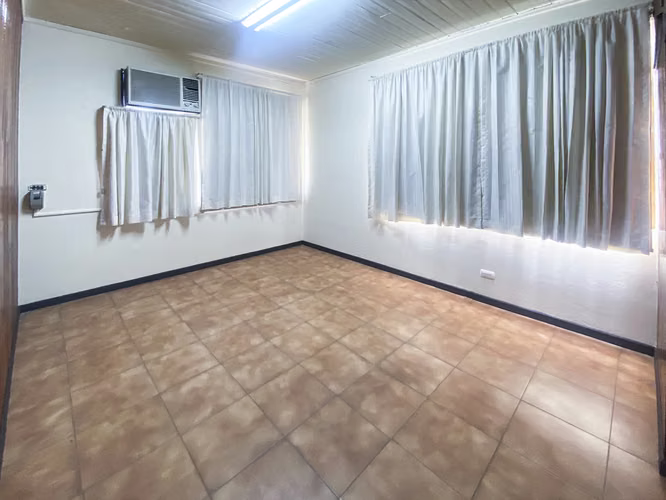 Se vende casa de 2 niveles con piscina, el Carmen de Puntarenas