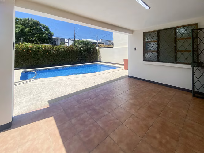 Se vende casa de 2 niveles con piscina, el Carmen de Puntarenas