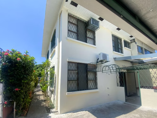 Se vende casa de 2 niveles con piscina, el Carmen de Puntarenas