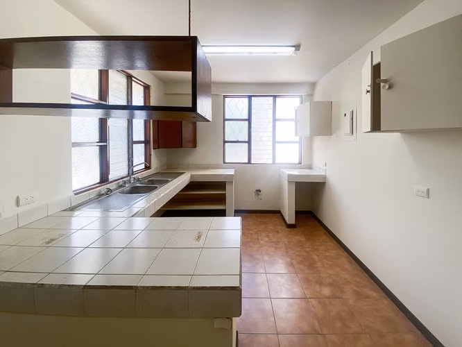 Se vende casa de 2 niveles con piscina, el Carmen de Puntarenas