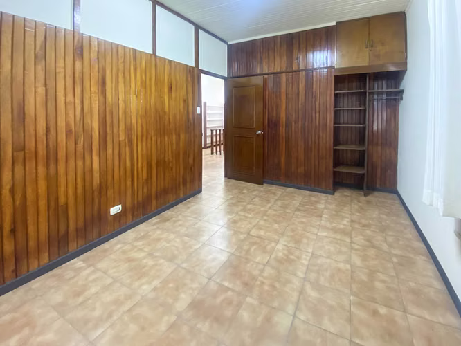 Se vende casa de 2 niveles con piscina, el Carmen de Puntarenas