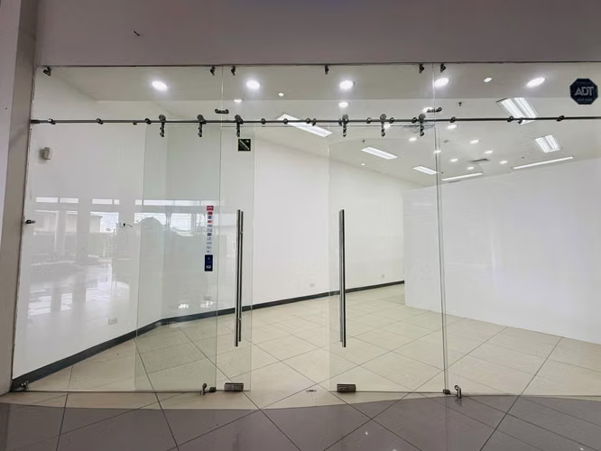 Se venden  locales comerciales en Zona Centro Desamparados