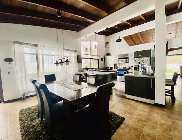 Casa independiente de una planta en San Rafael, Coronado