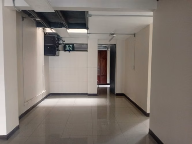 OFICINA PLANTA BAJA 225 M2 AV 3 BUENA UBICACION $ 1400 dls