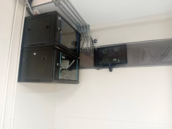 OFICINA PLANTA BAJA 225 M2 AV 3 BUENA UBICACION $ 1400 dls