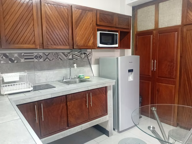 OFICINA PLANTA BAJA 225 M2 AV 3 BUENA UBICACION $ 1400 dls