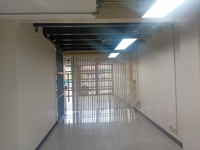 OFICINA PLANTA BAJA 225 M2 AV 3 BUENA UBICACION $ 1400 dls