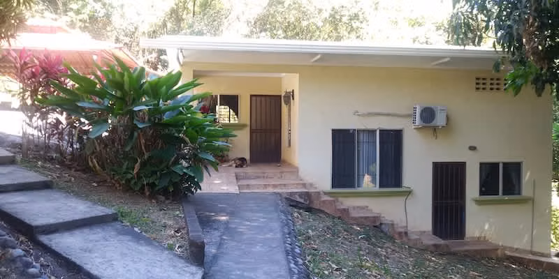 Propiedad en San Mateo de Alajuela, con tres casas y dos piscinas.
