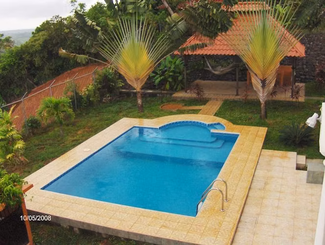 Propiedad en San Mateo de Alajuela, con tres casas y dos piscinas.