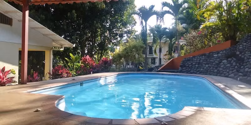 Propiedad en San Mateo de Alajuela, con tres casas y dos piscinas.