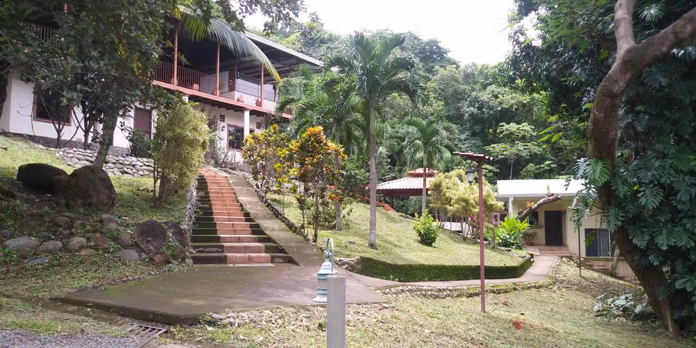 Propiedad en San Mateo de Alajuela, con tres casas y dos piscinas.