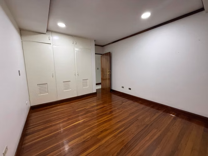 SE VENDE CASA EXCLUSIVA EN RESIDENCIAL HEREDIA CON ACCESO PRIVADO A CAMPO DE GOLF