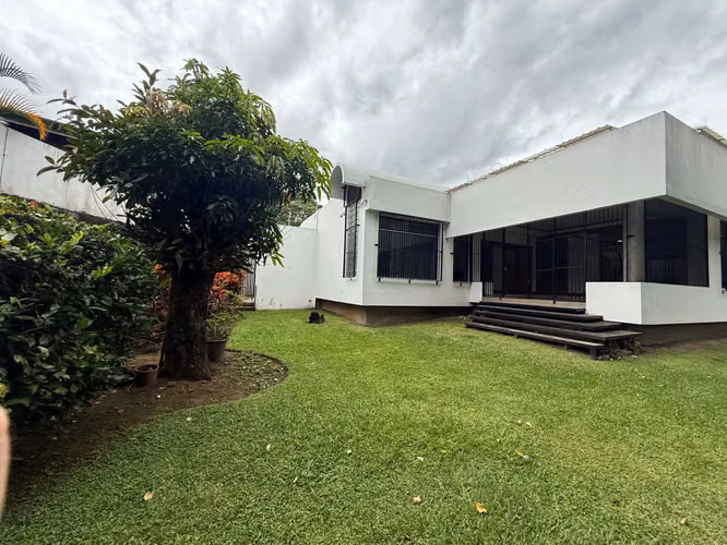 SE VENDE CASA EXCLUSIVA EN RESIDENCIAL HEREDIA CON ACCESO PRIVADO A CAMPO DE GOLF