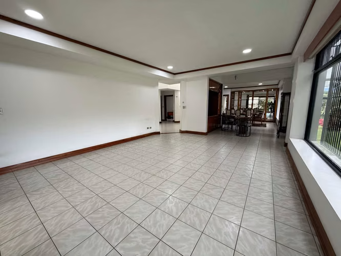 SE VENDE CASA EXCLUSIVA EN RESIDENCIAL HEREDIA CON ACCESO PRIVADO A CAMPO DE GOLF