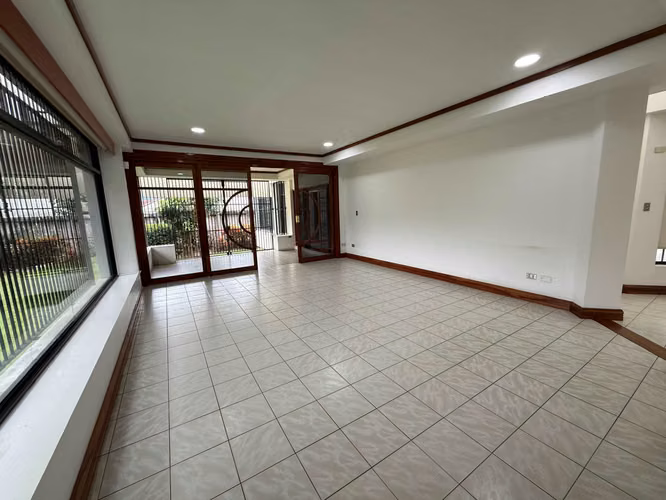 SE VENDE CASA EXCLUSIVA EN RESIDENCIAL HEREDIA CON ACCESO PRIVADO A CAMPO DE GOLF